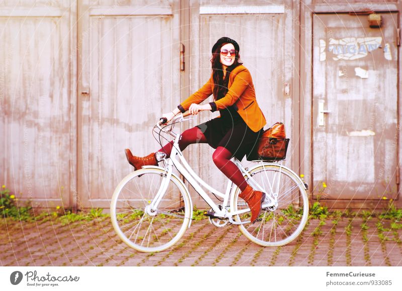 Fahrradspaß_05 Lifestyle feminin Junge Frau Jugendliche Erwachsene 1 Mensch 18-30 Jahre Zufriedenheit Bewegung Lebensfreude Gleichgewicht Unsinn Fahrradfahren