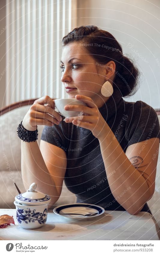 Kaffeepause Kaffeetrinken Heißgetränk Tee Tasse feminin Junge Frau Jugendliche Denken Erholung Blick sitzen schön natürlich positiv Zufriedenheit genießen