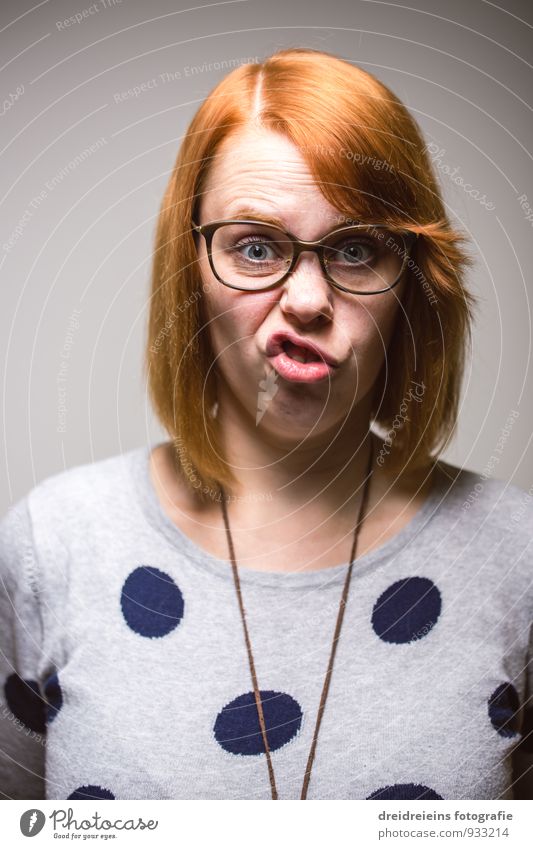 Crazy Duckface feminin Junge Frau Jugendliche Brille rothaarig langhaarig frech einzigartig nerdig trashig verrückt Nervosität Misstrauen bizarr Enttäuschung