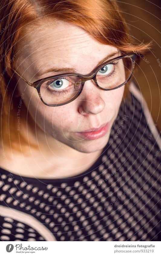 Sie schaut nach oben feminin Junge Frau Jugendliche Erwachsene rothaarig langhaarig Scheitel Blick warten einzigartig natürlich nerdig Brille Brillenträger