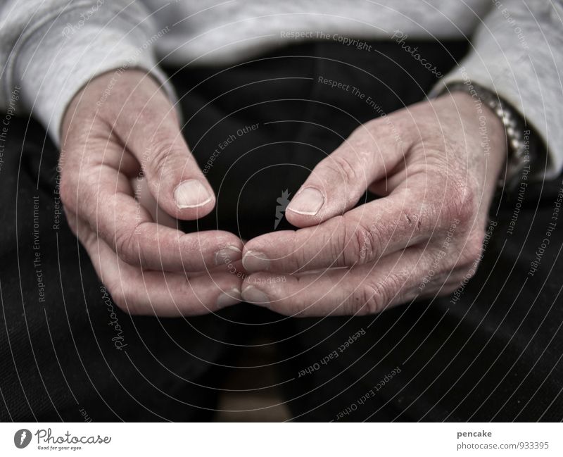 es gibt viel zu tun Hand 60 und älter Senior Zeichen Kommunizieren Langeweile Einsamkeit Hemmung Trägheit bequem Finger Falte Armbanduhr Krankheit gestikulieren