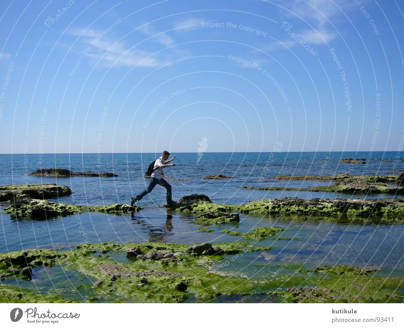 Ein kleiner Sprung Mann springen Meer Türkei Küste Rucksack Einsamkeit Kraft grün Ferien & Urlaub & Reisen Außenaufnahme Freude Erfolg Sicherheit Stein blau
