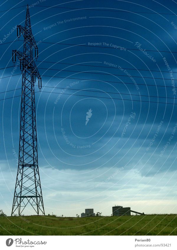 Energieübertragung Strommast Elektrizität grün Horizont Wolken Leitung Himmel Energiewirtschaft Landschaft blau Powerpole clouds blue landscape countryside