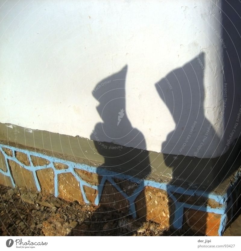 Schattenmänner dunkel Licht Marokko Afrika Mann Bekleidung Tracht Mauer Wand Putz Mütze Spitze Kapuze Detailaufnahme Vergänglichkeit hell Jelaba Schelaba Tod