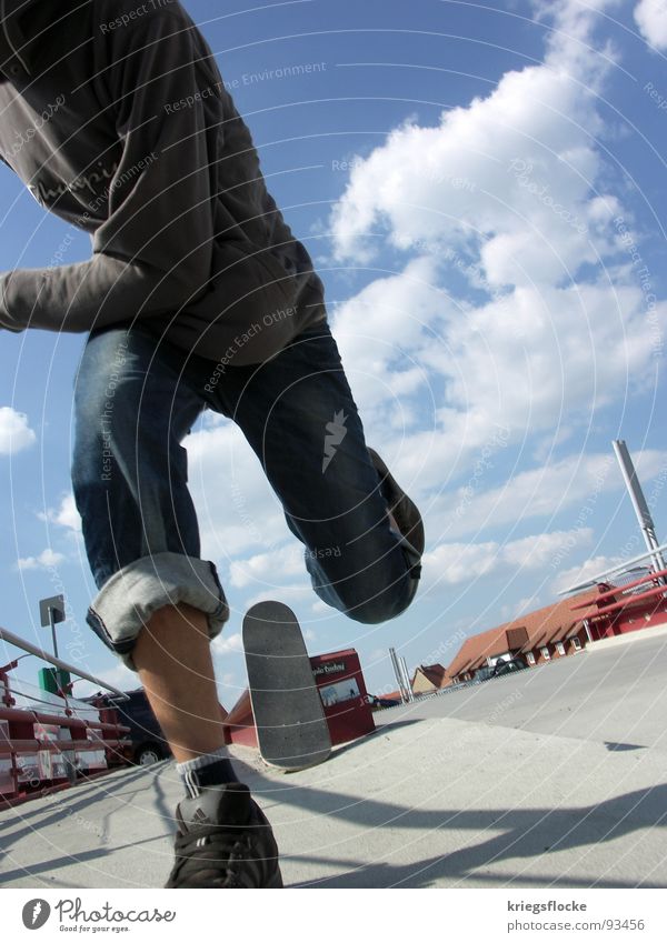 RuN Spielen Mann Erwachsene Fuß Wolken Schönes Wetter Platz Hose Pullover Schuhe rennen blau weiß Skateboarding Aktion schreiten anfänger Geländer Farbfoto