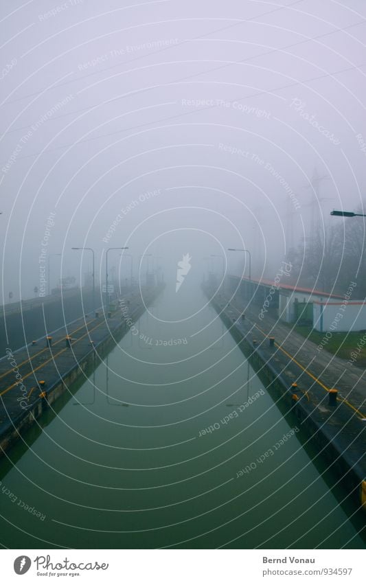 Seelenbalsam | blind vertrauen Lampe Nebel Fluss Gebäude Wasserfahrzeug fahren blau grau Perspektive Kanal Staustufe Flußwehr eng Strommast Elektrizität gelb