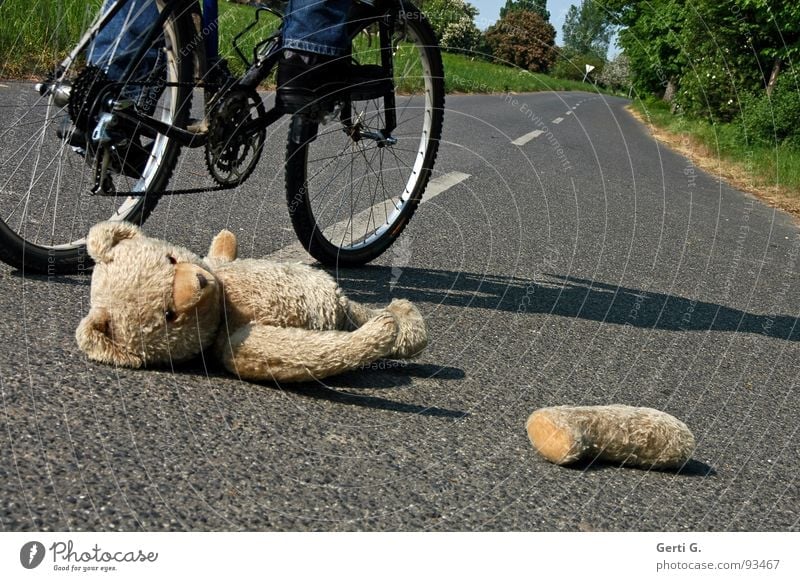 schau lustig Unfall schaulustig Erste Hilfe Verkehrsunfall Straßenmitte Fahrrad liegen Fahrradreifen Spuren Teddybär Spielzeug Stofftiere verloren Straßenrand