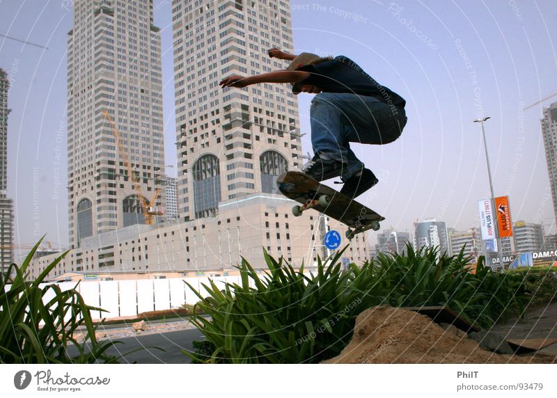 Skate Dubai 2 Medien Media City Dubai Stadt Skateboarding springen Hochhaus Hecke Funsport Sand Ollie Pflanze