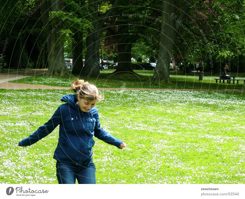 lebensfreude Frau Fröhlichkeit Wiese grün Park Baum Gänseblümchen Blume springen Lebensfreude Frühling Außenaufnahme Momentaufnahme Freude Glück Begeisterung