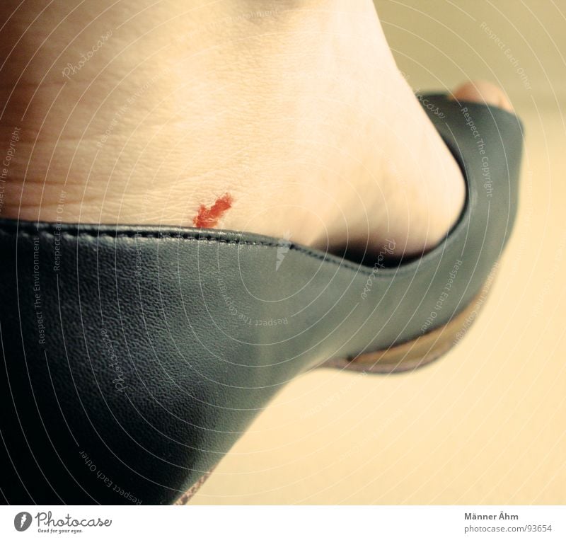 Frauenleiden Schuhe Leder Blut Lederschuhe Schürfwunde Wunde stechender Schmerz schwarz Blase Treppenabsatz Fuß Haut Nahaufnahme