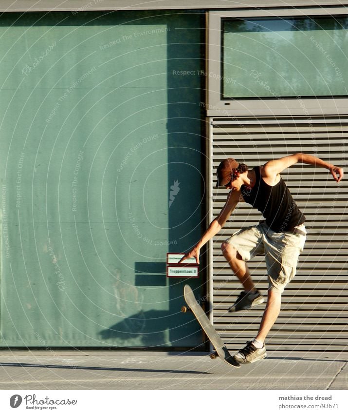 Flugphase II Sport belasten Gesundheit Freizeit & Hobby springen Skateboarding Hydrant rot Beton Wand Sonnenlicht Mann Junger Mann Mütze Shorts Sprungkraft