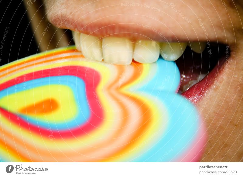 Liebe zum Anbeißen ködern Ernährung lutschen Lollipop Süßwaren Mädchen Gute Laune Jugendliche Lippen lecker Freude Herz Mund lachen Lollypop mehrfarbig Zähne