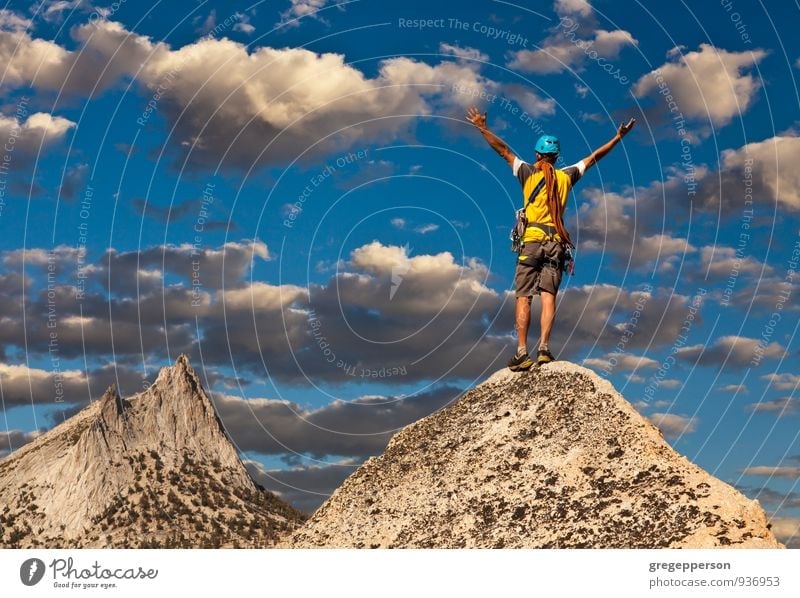 Kletternde Zehenspitzen am Rand. Abenteuer Bergsteigen Erfolg Seil Mann Erwachsene 1 Mensch 30-45 Jahre selbstbewußt Mut Tatkraft Höhenangst Errungenschaft