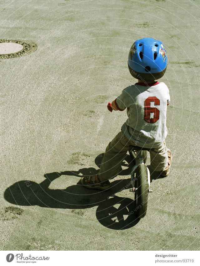 Blauhelm Fahrrad Kind fahren Helm Entschlossenheit Junge Mut Coolness bicycle child boy ride helmet determinaion firmness bravery blue Kinderfahrrad