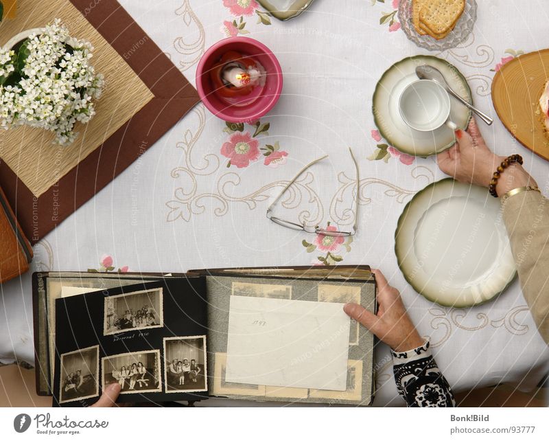 Kaffeeklatsch Großmutter Kaffeepause Kuchen Kerze Blume Kaffeetisch Erinnerung Fotoalbum Backwaren historisch Geburtstag Kräcker Schwarzweißfoto früher