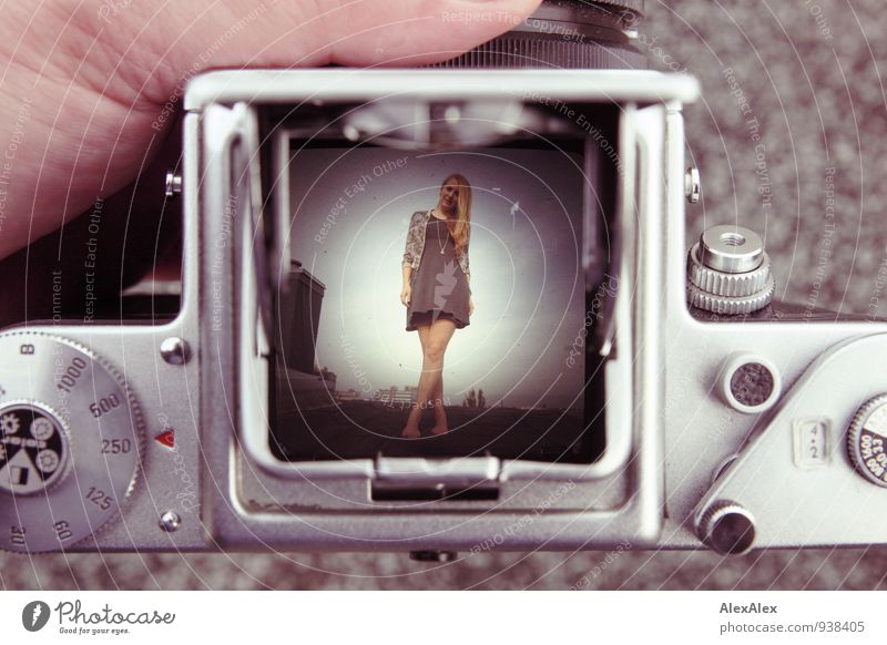 600 | irgendwie analog digital Fotokamera Mittelformat Pentacon Six Lichtschachtsucher Junge Frau Jugendliche 18-30 Jahre Erwachsene Dach Kleid Barfuß blond