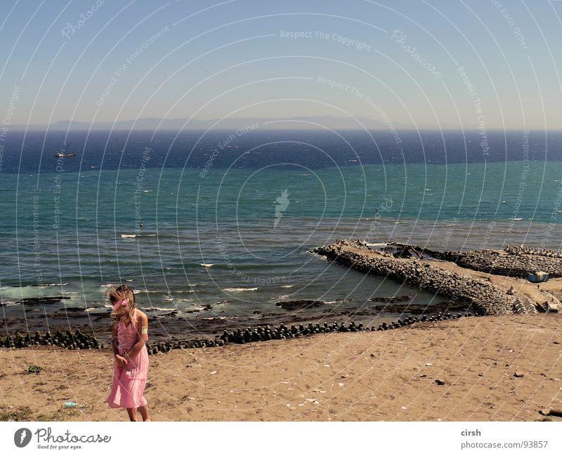 mich weht´s Strand Einsamkeit Spanien trist Meer mehrfarbig Streifen Wind wehen klein Kleid rosa Ferne wiederkommen Horizont Steg Mauer Sommer Wasser Sand