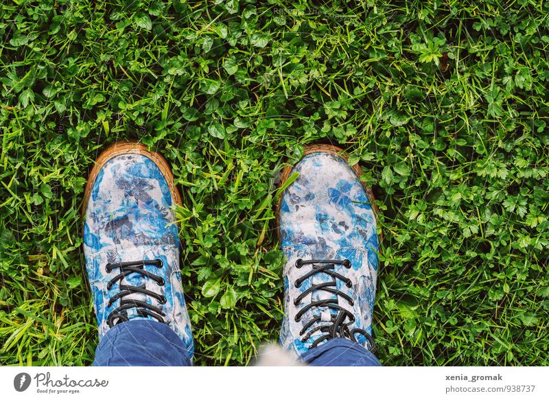 Spaziergang Lifestyle Freizeit & Hobby Mensch Fuß Umwelt Natur Pflanze Frühling Sommer Garten Park Wiese Mode Schuhe Stiefel gehen genießen grün Freude Glück