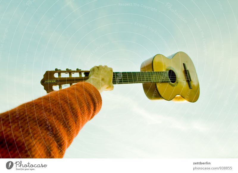 KRAUSE Gitarre Musik Musikinstrument Zupfinstrumente Folklore Volksmusik Gesangbuch Lied Hand Arme festhalten heben Himmel Froschperspektive Freude