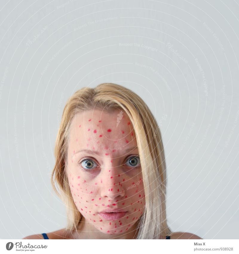 Krank schön Körperpflege Haut Gesundheit Krankheit Allergie Mensch feminin Junge Frau Jugendliche Gesicht 1 18-30 Jahre Erwachsene blond hässlich Angst