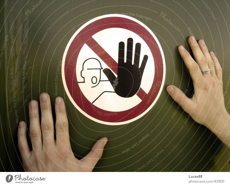 Nicht anfassen! stoppen Halt Durchgang Verbote gefährlich Hand Schüchternheit berühren Gesetze und Verordnungen Meinung Zukunft Verachtung Neugier Wachsamkeit
