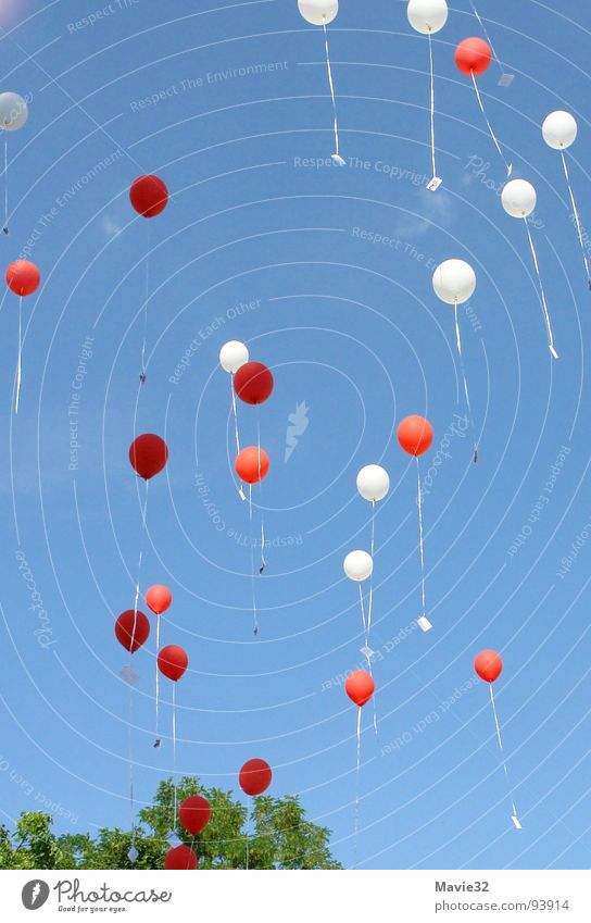 rot-weiße Luftikus Luftballon mehrfarbig rund leicht Himmel Freude fliegen Ball