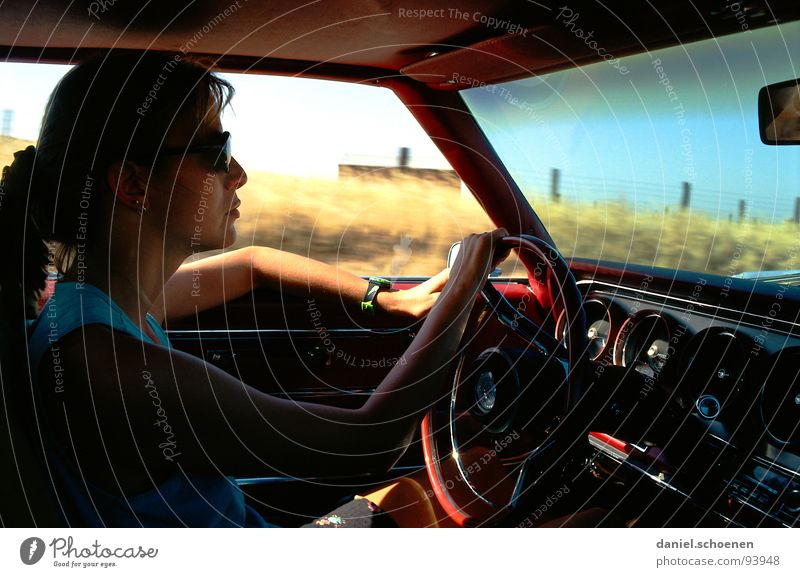 Frau am Steuer Autofahren Einsamkeit leer Hintergrundbild Ferien & Urlaub & Reisen Fernweh rot geradeaus Amerika führen Lenkrad Silhouette Armaturenbrett
