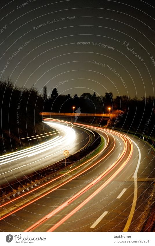 A73 Autobahn Rücklicht Horizont Nacht Langzeitbelichtung Einfahrt dunkel Streifen Lichtstreifen Lebenslauf Fernweh Stadt schnelllebig Geschwindigkeit