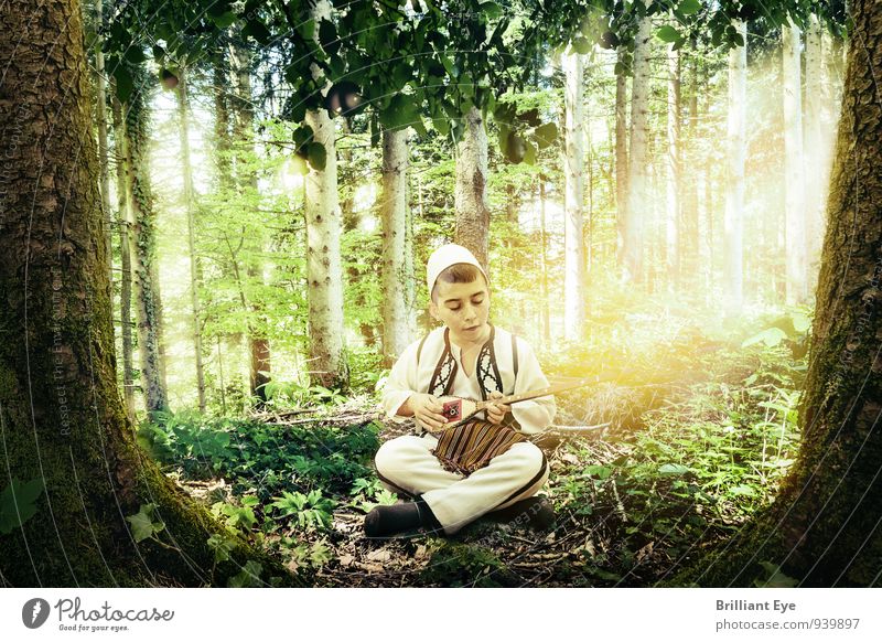 Junge in albanischer Volkstracht spielt im Wald Saiteninstrument Lifestyle maskulin Kind 1 Mensch Kunst Musik Musiker Natur Frühling Sommer Schönes Wetter Baum