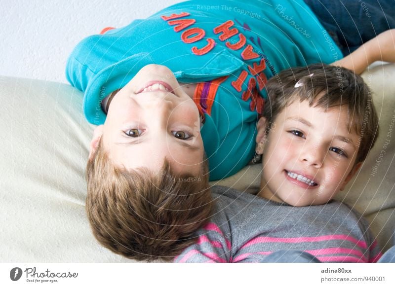Glück, Familie, Kinder Spielen Kindererziehung Bildung Geschwister Bruder Schwester Freundschaft Lächeln Zusammensein Bewegung Partnerschaft Freude Fürsorge