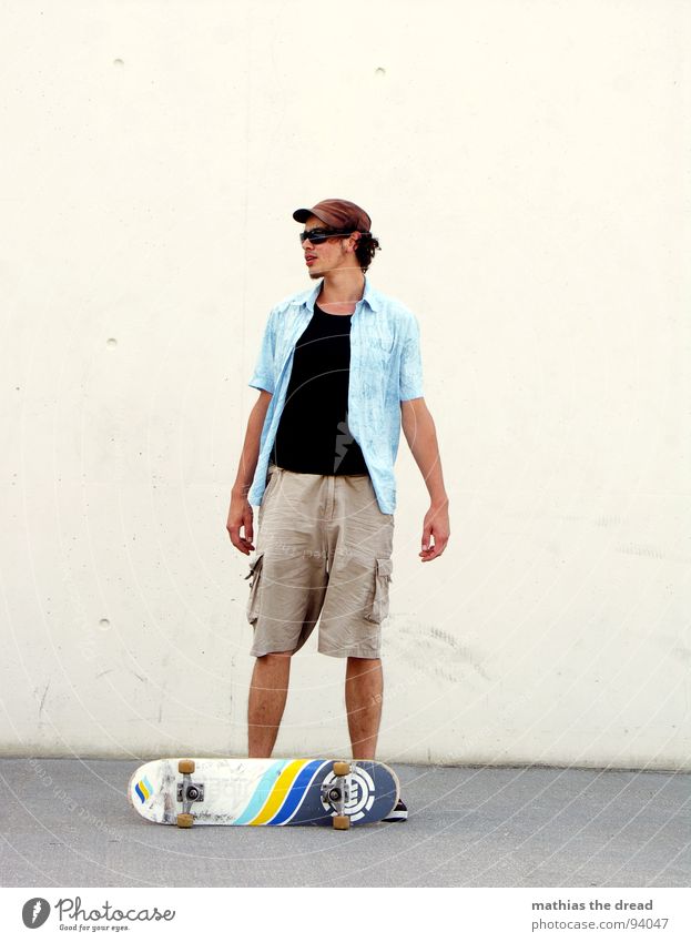 bretter, die die welt bedeuten II Skateboard Mann maskulin Suche Pause Sonnenbrille Stil Sommer Sonnenlicht leer weiß Wand grau Lifestyle lässig ruhen Mensch