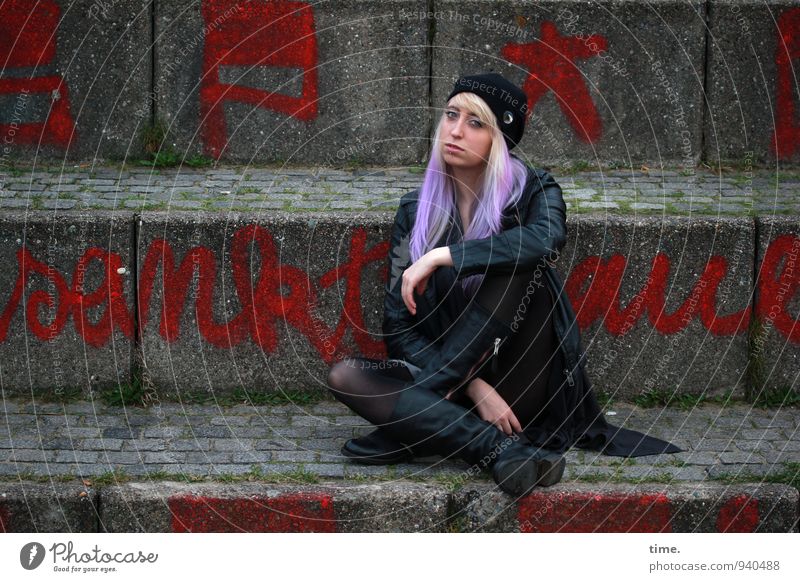 Lilly feminin Junge Frau Jugendliche 1 Mensch Mauer Wand Außentreppe Jacke Piercing Stiefel Mütze blond langhaarig Punk Graffiti beobachten Blick Zufriedenheit