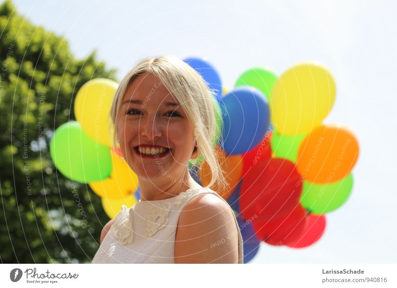 Kunterbunt. feminin Junge Frau Jugendliche Gesicht Zähne 1 Mensch 18-30 Jahre Erwachsene Schönes Wetter Baum Stoff blond Zopf Luftballon atmen genießen Lächeln