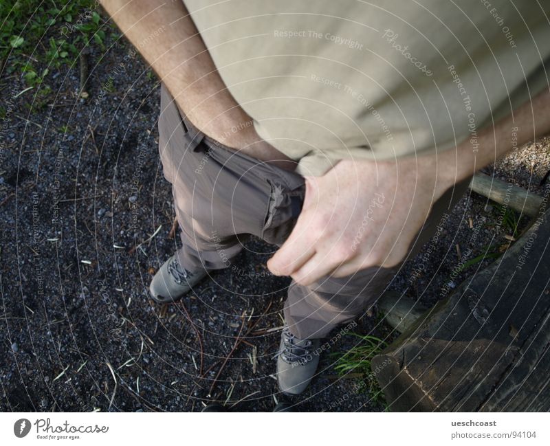 Ausrichten … Schuhe wandern Waldboden Hand Sack kratzen Vogelperspektive Hose T-Shirt braun dreckig Schwanz Reißverschluss normal Moral Handwerk Konzentration