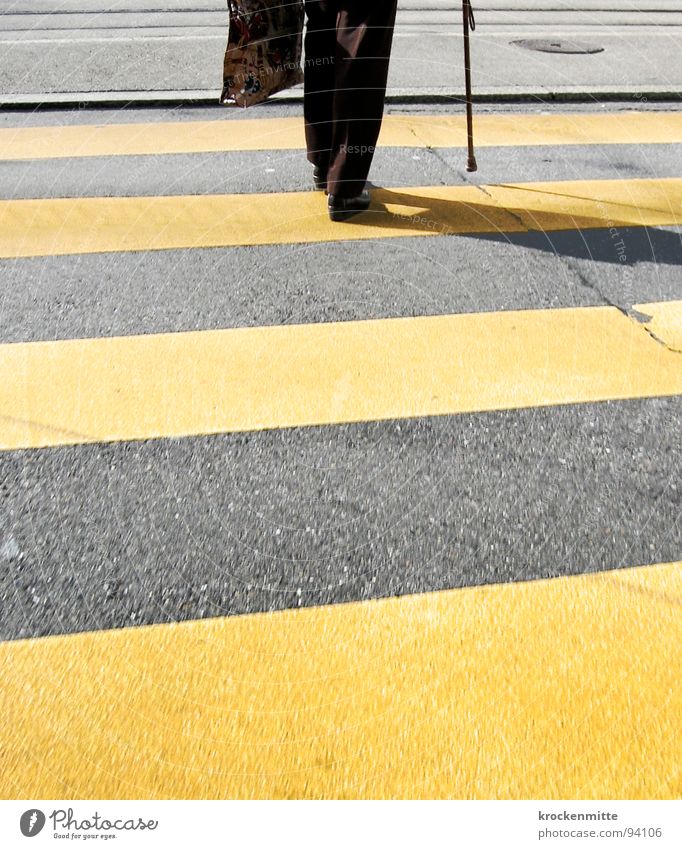 traverser la route II Zebrastreifen Fußgänger Schuhe gelb Asphalt Verkehr Stadt gehen Überqueren betoniert Teer Streifen Einkaufstasche Spazierstock Stock