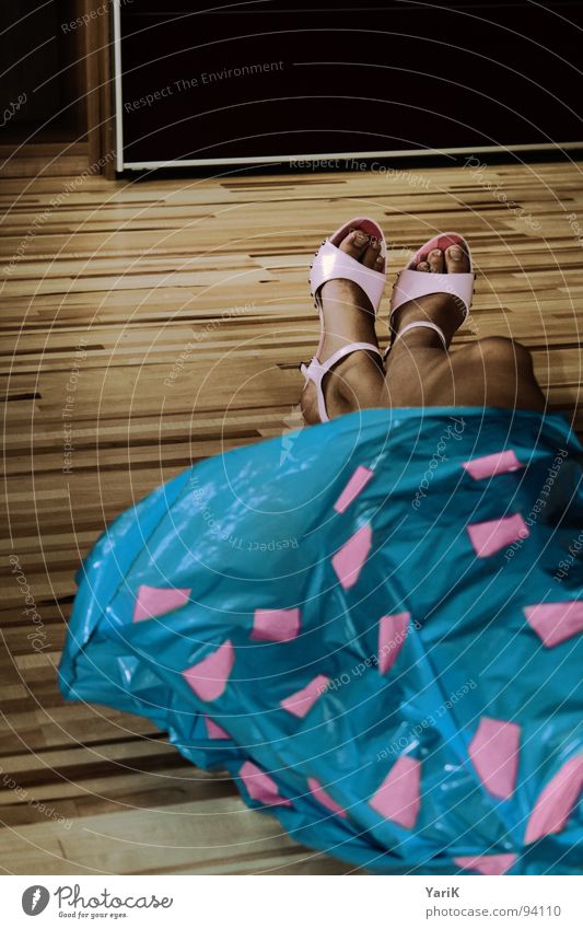 designerklamotten?? Kleid Bekleidung Schuhe rosa Rechteck Quadrat Müllsack Sack Folie Holzfußboden Schiffsplanken Laminat Streifen Schrank liegen dunkel schön