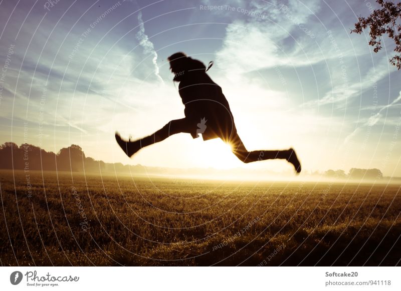 Sprung übers Feld Nebel Sonnenaufgang springen hüpfen Mensch maskulin Junger Mann Jugendliche 1 18-30 Jahre Erwachsene blau gelb schwarz Farbfoto Außenaufnahme