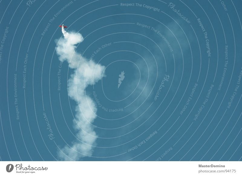 Kondensspirale Flugzeug Kunstflug Flugschau Ausstellung Show Kondensstreifen Wolken Akrobatik weiß Freude Luftshow Schau Luftakrobatik Himmel hoch blau Rauch
