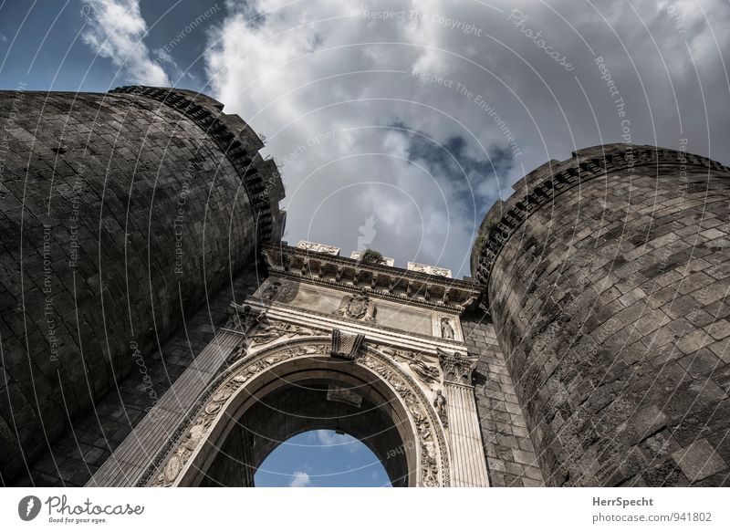 Porta Capuana Himmel Wolken Schönes Wetter Neapel Italien Stadt Altstadt Turm Tor Bauwerk Mauer Wand alt ästhetisch außergewöhnlich groß grau Stadttor Portal