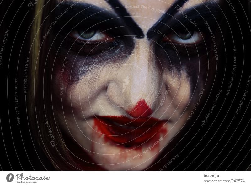 Frau als Horrorclown geschminkt Feste & Feiern Karneval Halloween Mensch feminin androgyn Gesicht 1 Aggression bedrohlich gruselig rot schwarz weiß Gefühle