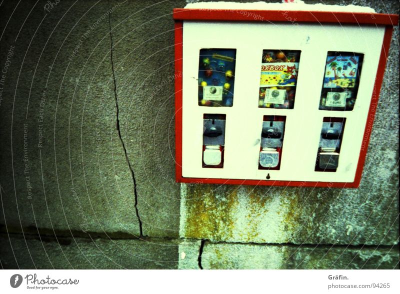 Kindheitserinnerungen Kaugummi Automat Süßwaren Bonbon Mauer rot mehrfarbig Erinnerung Nostalgie Neugier weiß Cross Processing Lomografie süßkram groschen cross