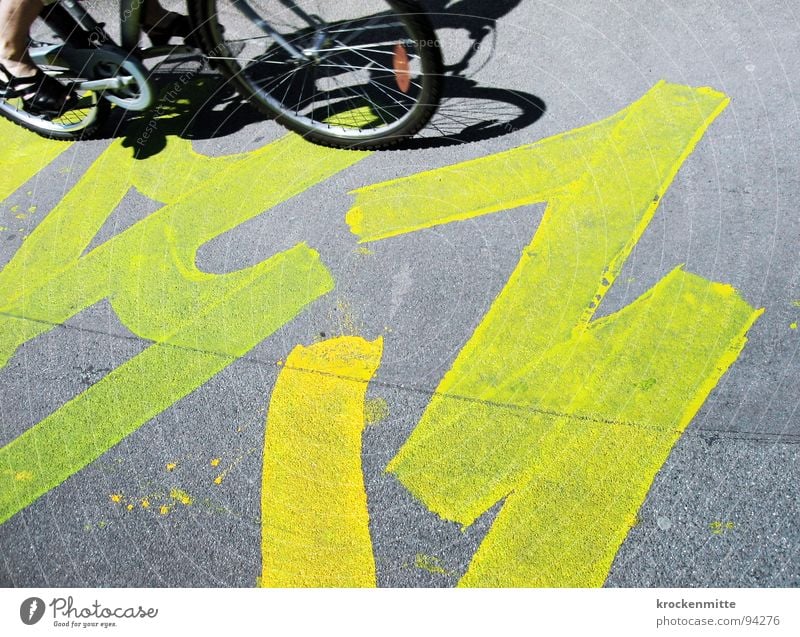 Zebrastreifen an einem Bad-Hair-Day Fahrradfahren Asphalt gelb grau Stadt Gemälde Kunst Pedal Graffiti Wandmalereien Straße Speichen Bodenbelag Bodenbemalung