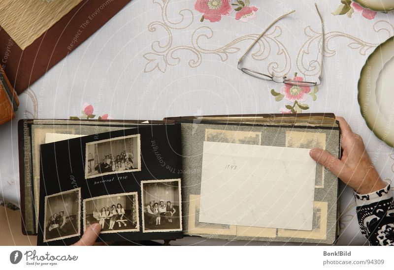 Erinnerungen Brille Hand Großmutter historisch früher Stickereien Fotoalbum Tischwäsche
