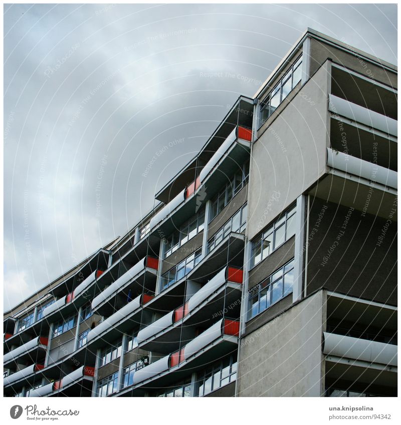 rot kariert Luft Wolken Architektur modern Stadtentwicklung Wohnsiedlung Schwung konkav Wölbung Block Projektil Berlin balkons geschosswohnungsbau Farbfoto