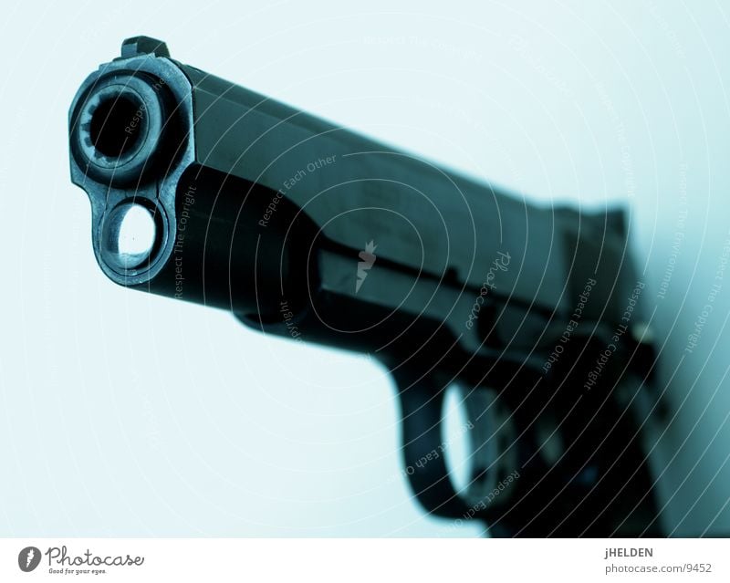 gun's for hire Aggression bedrohlich dunkel frei kalt blau schwarz weiß gefährlich Gewalt Hass Frieden Pistole automatisch Waffe Kriminalität Emotiondesign