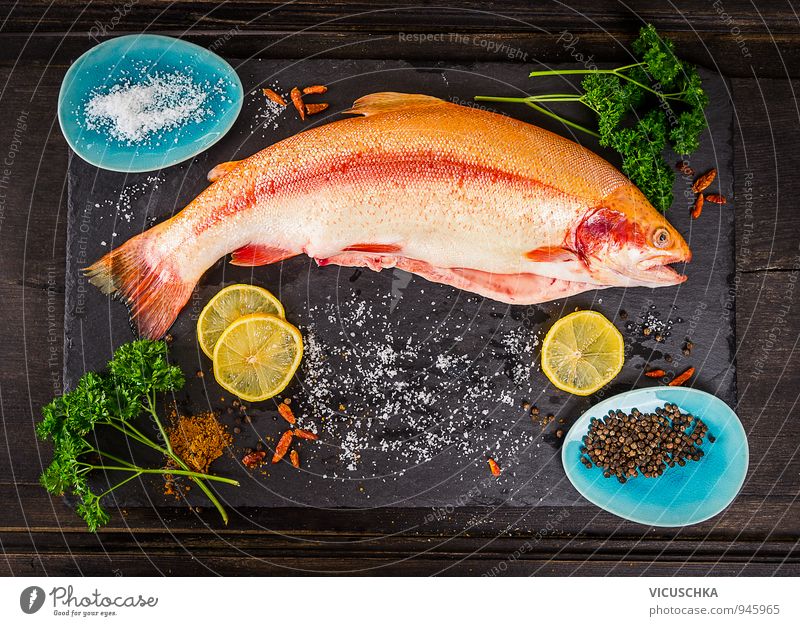 Ganze Regenbogenforelle Fisch mit Gewürzen Lebensmittel Gemüse Kräuter & Gewürze Ernährung Mittagessen Abendessen Festessen Bioprodukte Vegetarische Ernährung