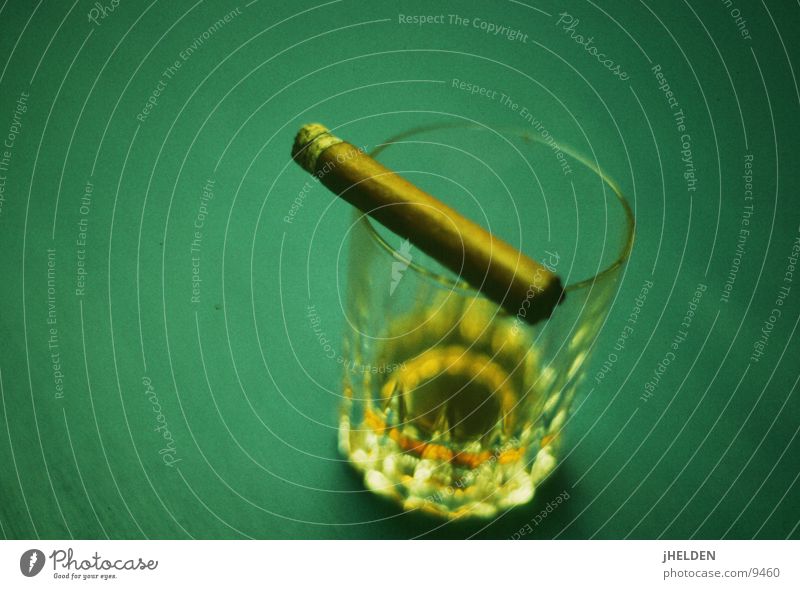 whiskey & cigars Lebensmittel Getränk Alkohol Spirituosen Glas Stil ruhig Rauch elegant lecker seriös stark braun gold grün Gefühle Stimmung Laster Kraft