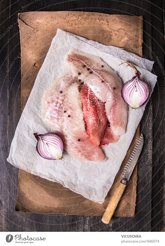 rohes Filet von verschiedene Fische in weißes Papier Lebensmittel Gemüse Ernährung Bioprodukte Vegetarische Ernährung Diät Messer Lifestyle Stil Gesundheit