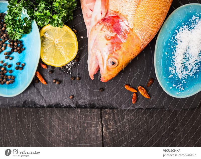 Regenbogenforellen mit Salz, Kräuter,Gewürze in blauen Teller Lebensmittel Fisch Gemüse Frucht Kräuter & Gewürze Ernährung Mittagessen Abendessen Festessen