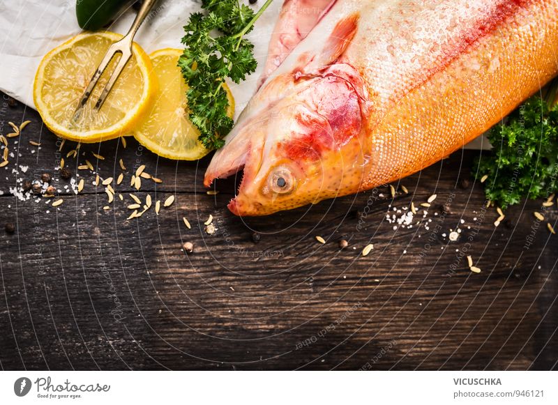 rohe Regenbogenforelle Fisch mit Zitrone Lebensmittel Gemüse Frucht Kräuter & Gewürze Ernährung Festessen Bioprodukte Vegetarische Ernährung Diät Lifestyle